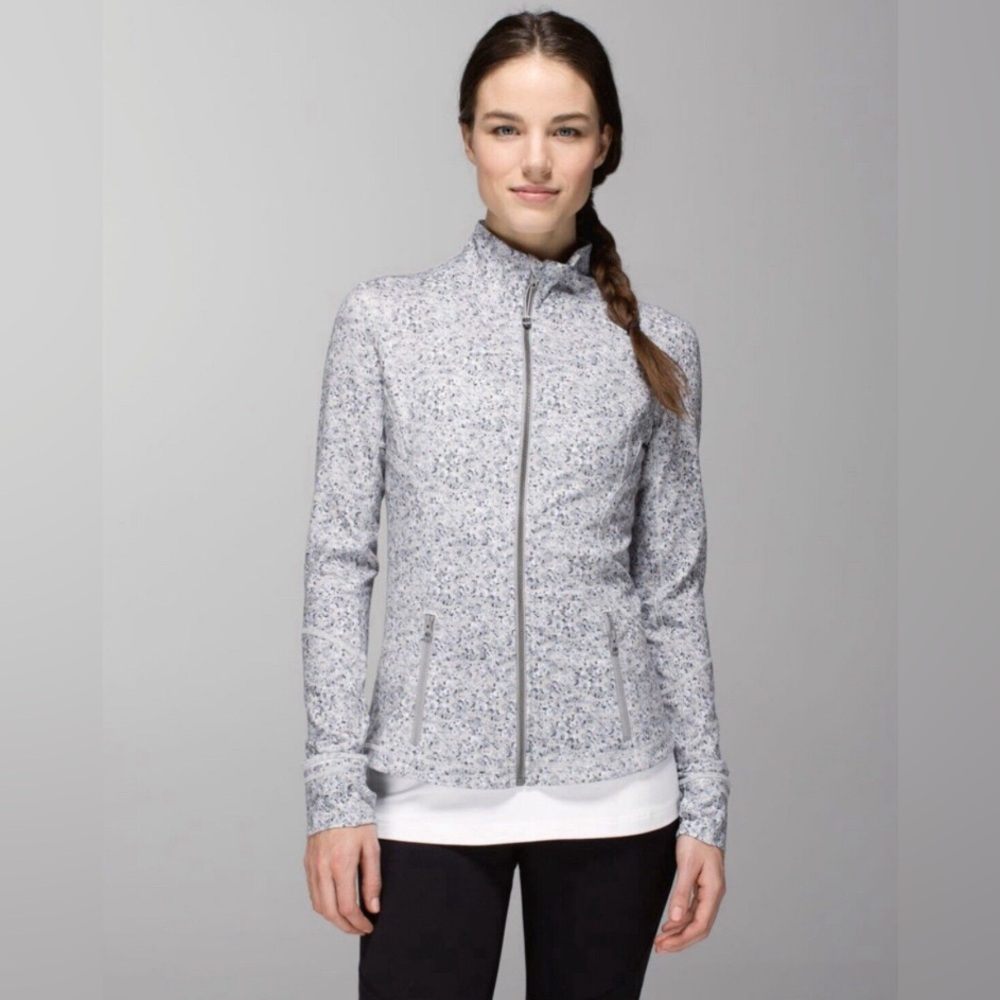 Perfect condition Lululemon Define Full Zip Jacket  Track Pockets size 6 medium